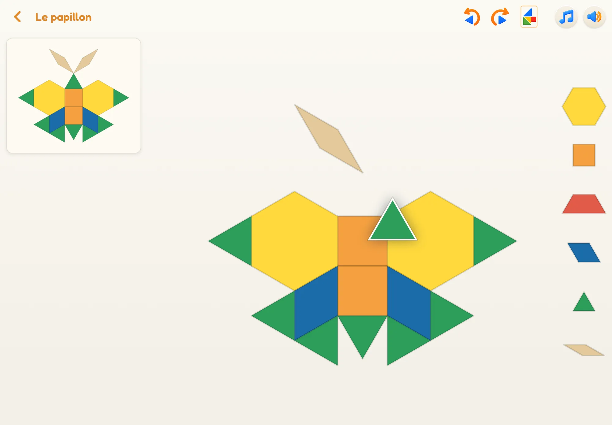 Jeu Blocs de Tangolo : un papillon reproduit avec des hexagones, des carrés, des losanges et des triangles d’après la carte-modèle