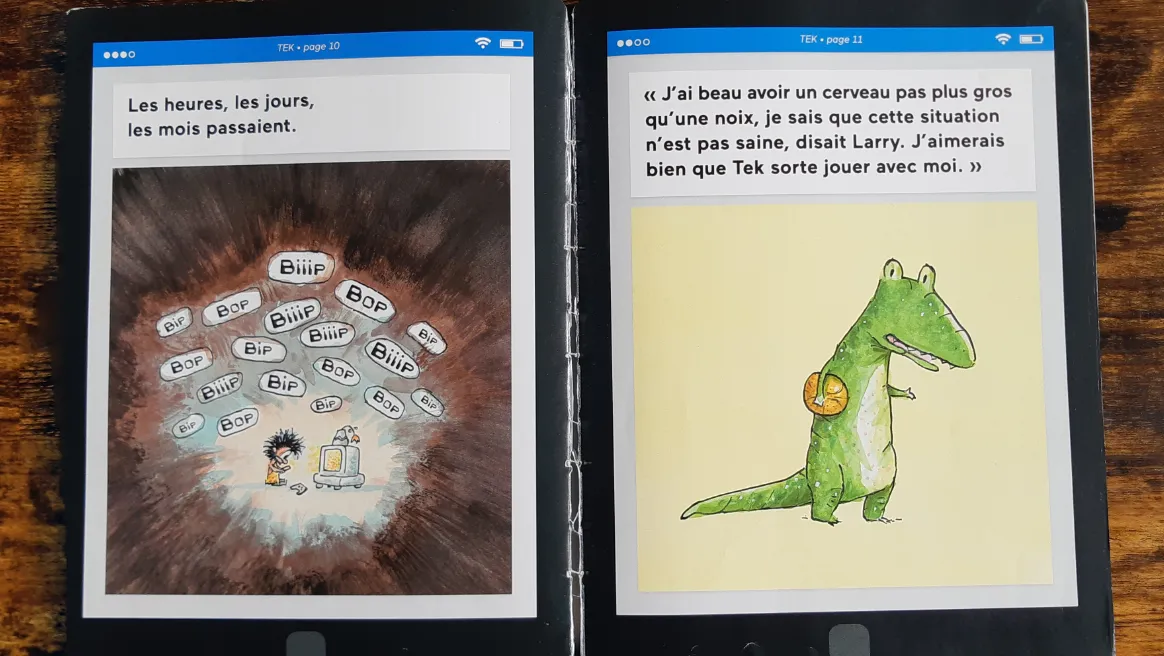 Double page du livre Tek : Tek joue seul sur sa console dans sa caverne pendant que Larry le crocodile aimerait qu'il sorte jouer avec lui.